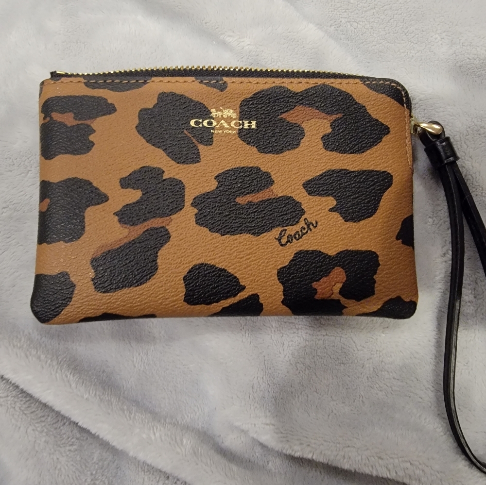 Coach wristlet leopard